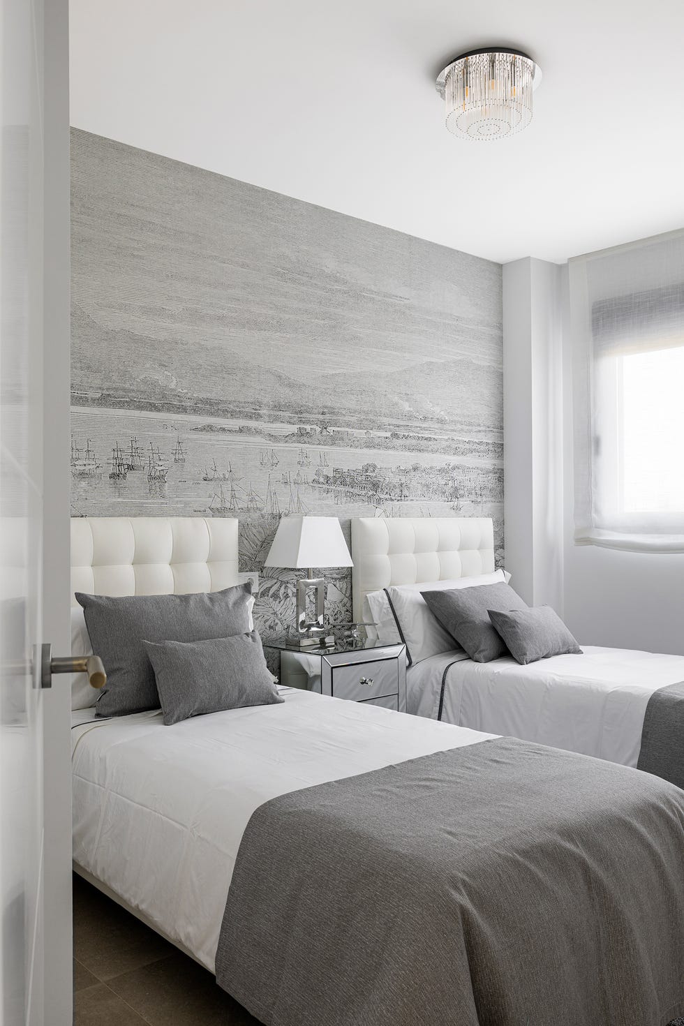 dormitorio con dos camas diseñado en gris