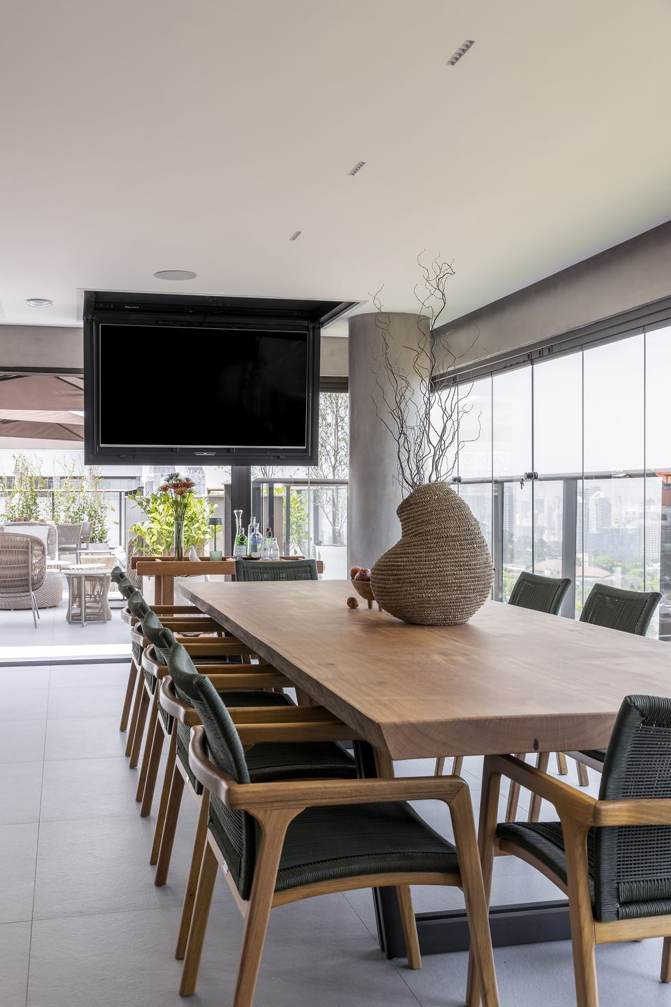 mesa de comedor y sillas de madera