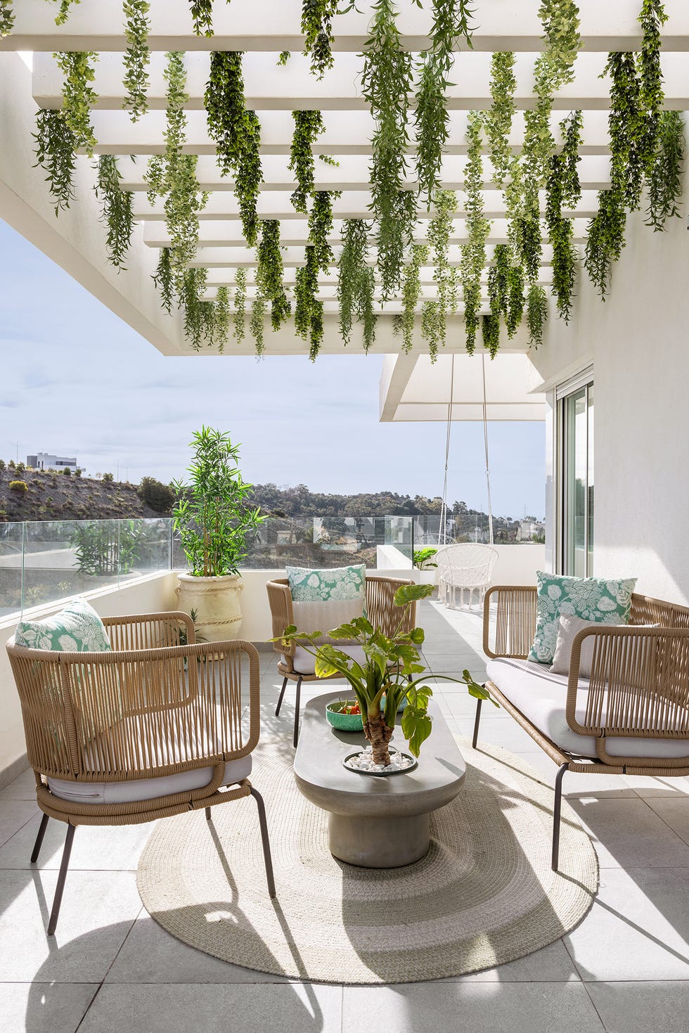 terraza con con pérgola y plantas colgantes en un ático de málaga