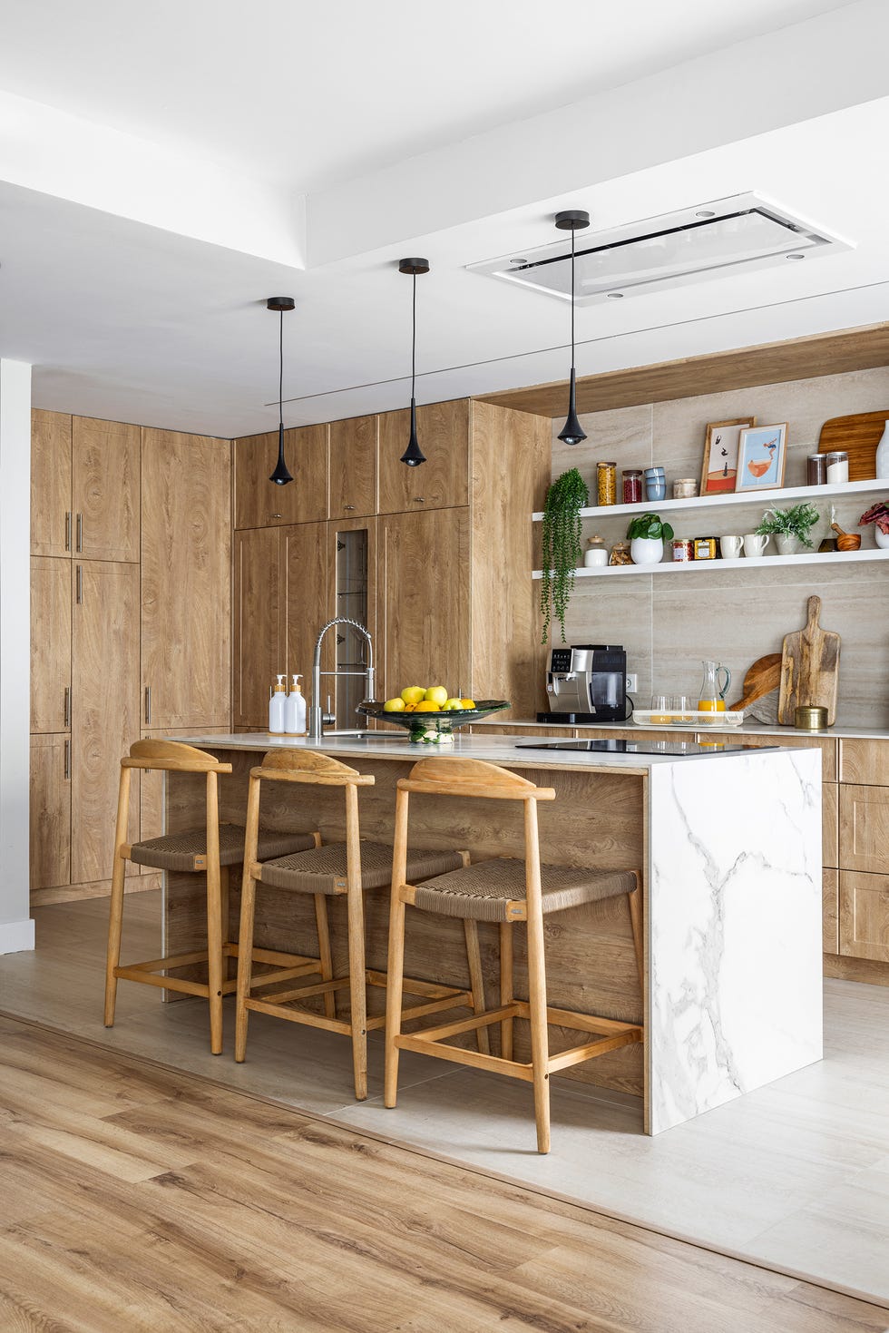 los expertos en limpieza utilizan un producto multiusos para limpiar todas las superficies de la casa