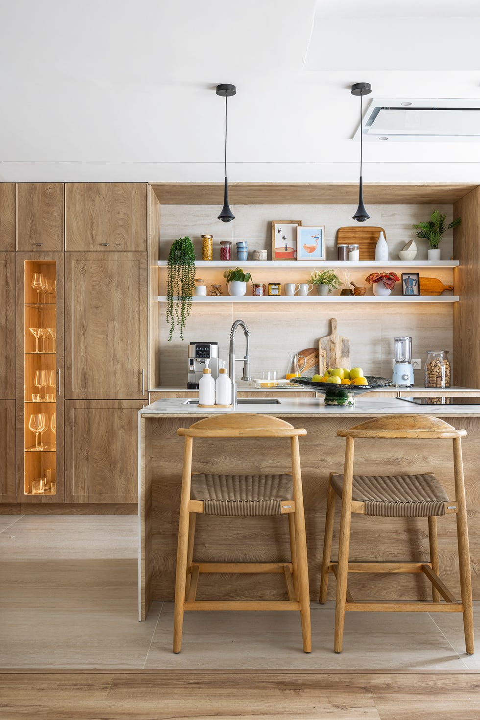 cocina con isla central y muebles panelados en madera