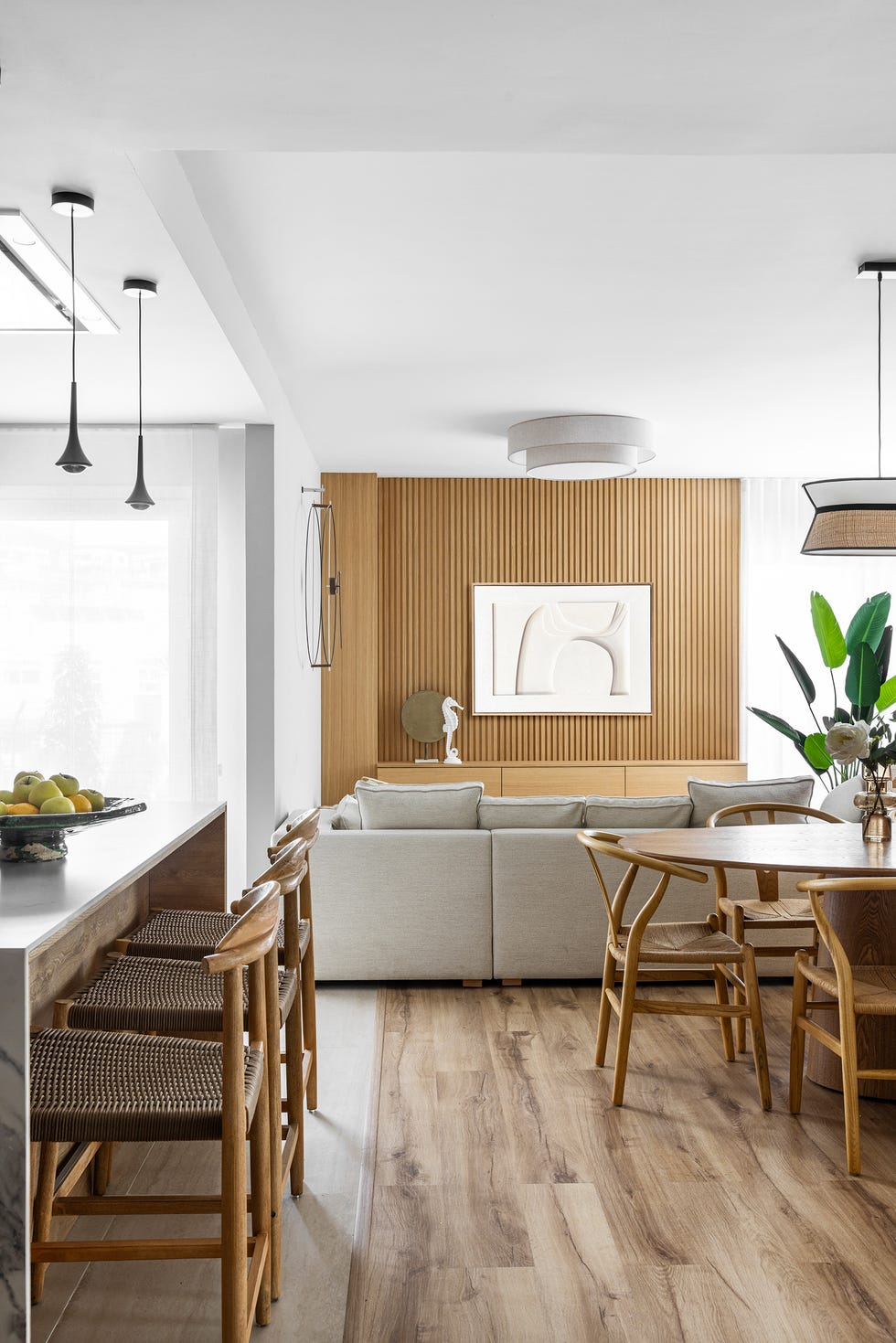 la cocina está abierta a un salón con palillería en la pared y con acceso a la terraza del piso