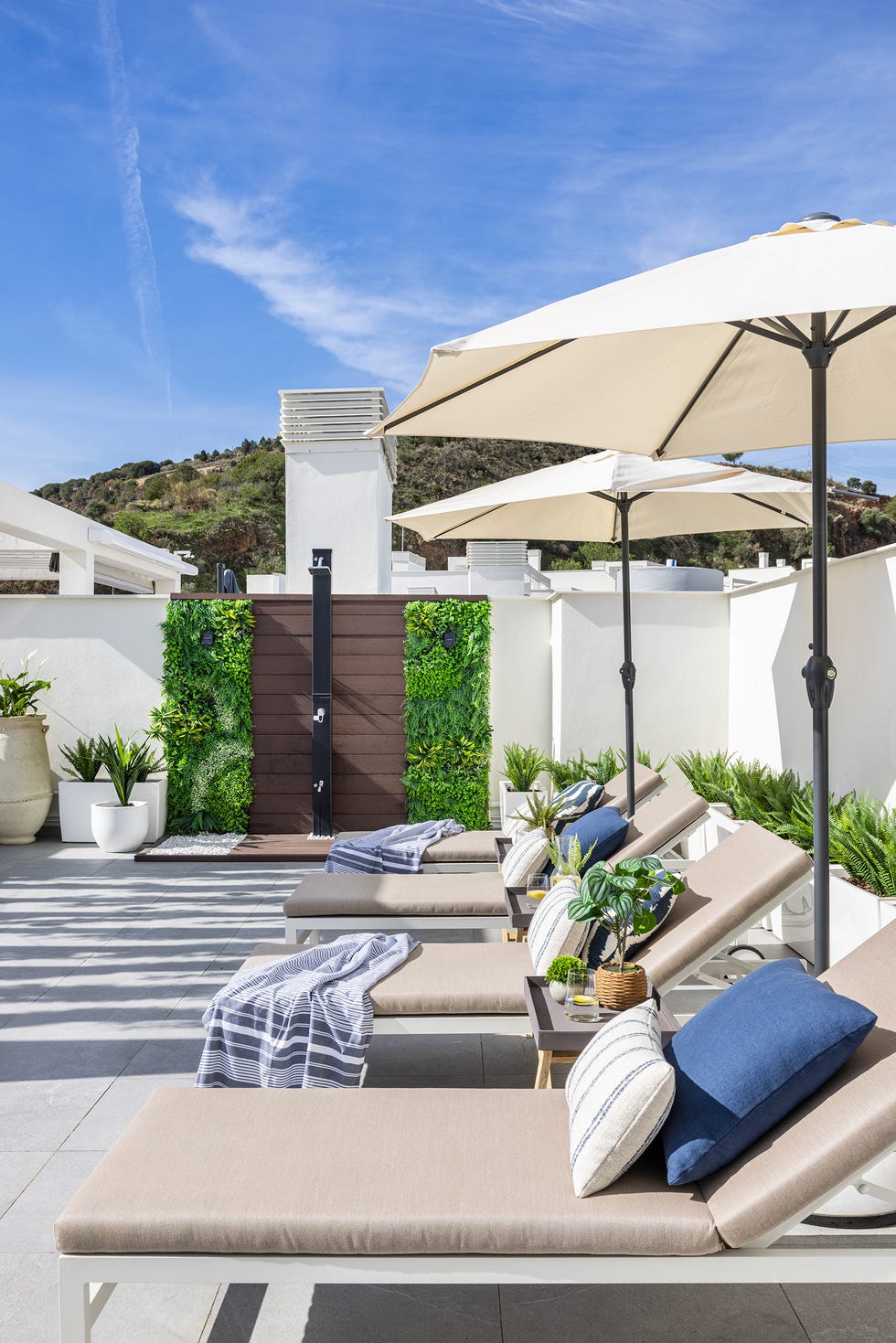 terraza con hamacas y ducha