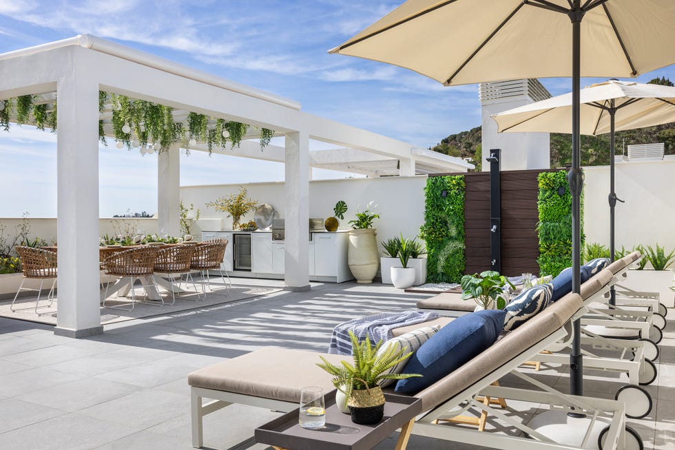terraza con hamacas, ducha y comedor exterior