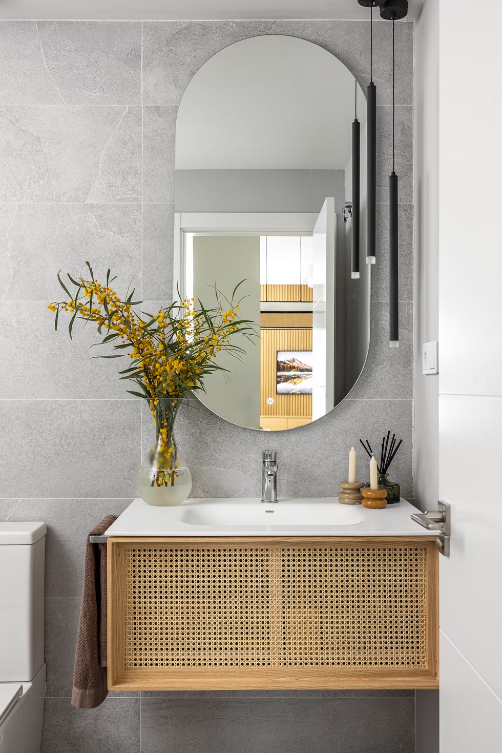 baño con mueble volado de cannage y espejo ovalado