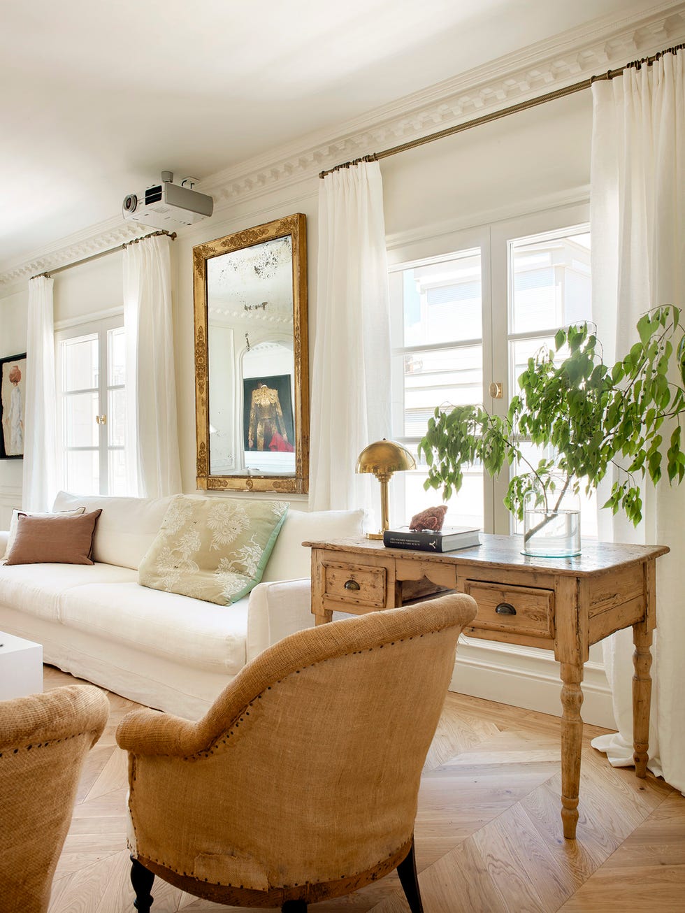 salón clásico con mueble escritorio antiguo