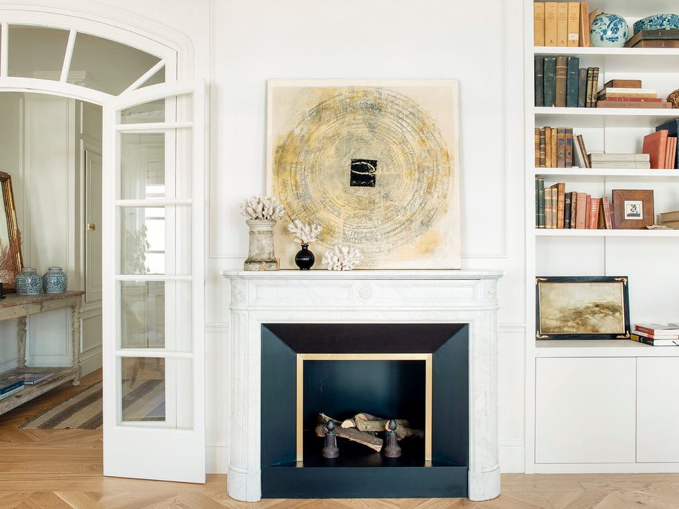 salón clásico con chimenea de mármol