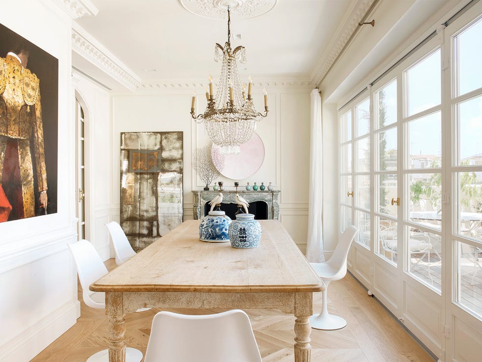 salón clásico con mesa antigua de madera y sillas tulip
