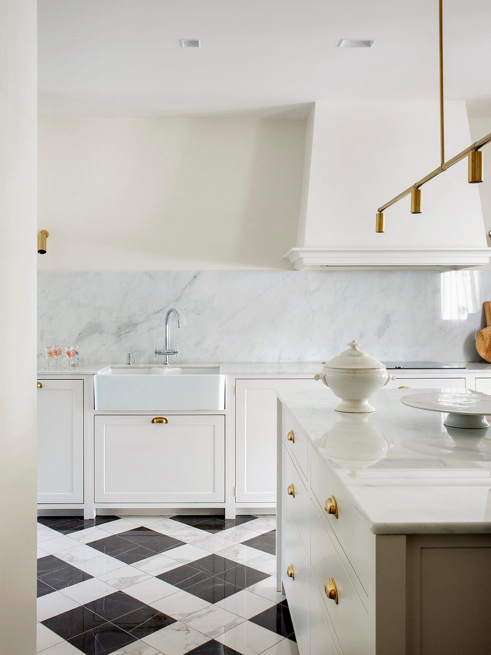cocina clásica con muebles de color blanco