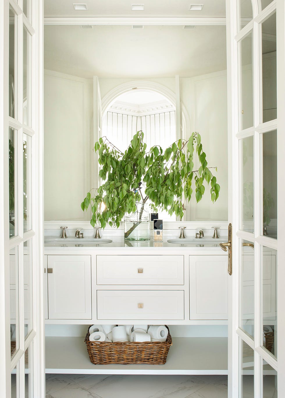 baño con mueble blanco y puertas con cristaleras