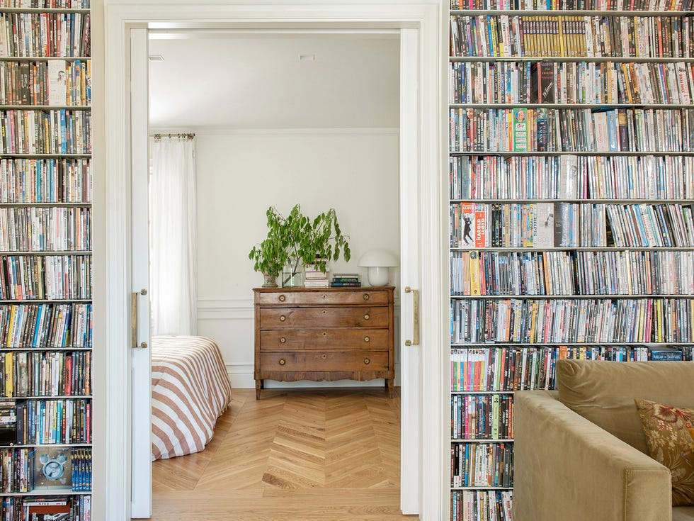 librería con colección dvd