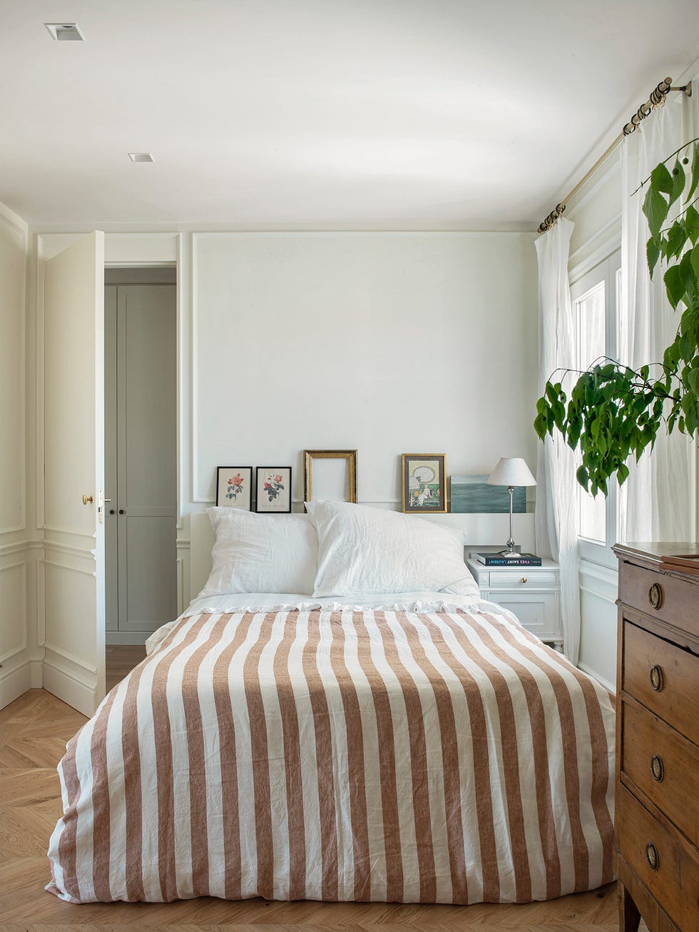 dormitorio clásico con muebles recuperados