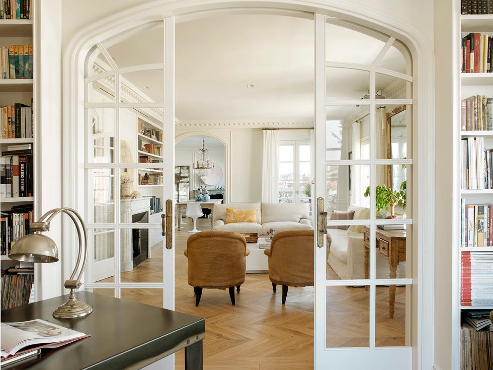 salón clásico con puertas correderas de cristal