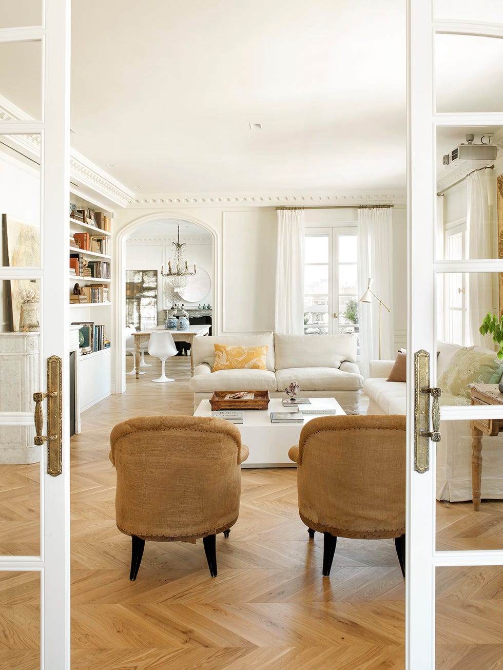 salón clásico con puertas correderas de cristal