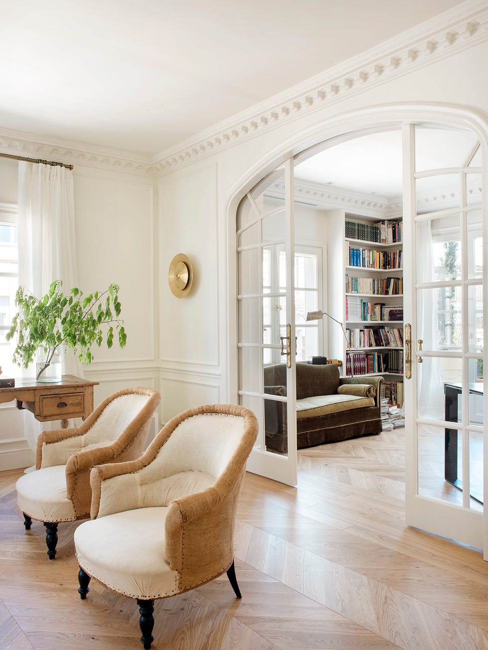 salón clásico con puertas correderas de cristal