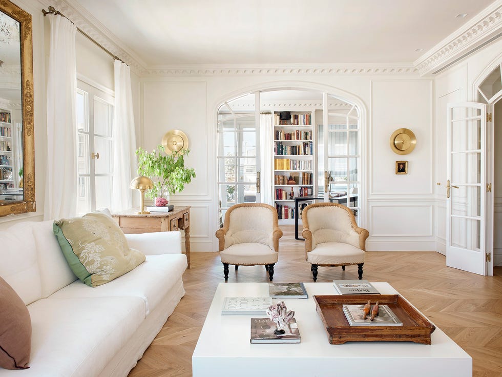 salón de estilo clásico con molduras decorativas