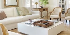salón clásico actualizado con sofás de lino y mesa de centro blanca cuadrada