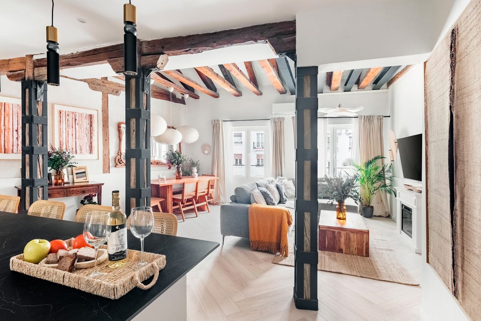 cocina abierta al salón comedor, con vigas vistas
