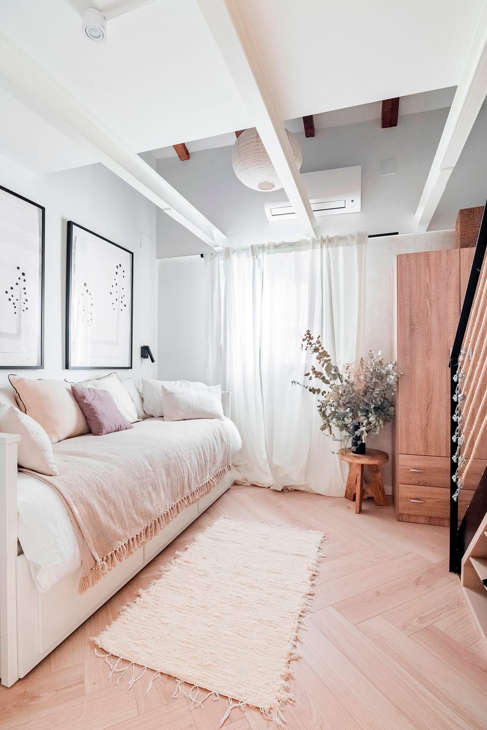 habitación con cama nido y doble altura