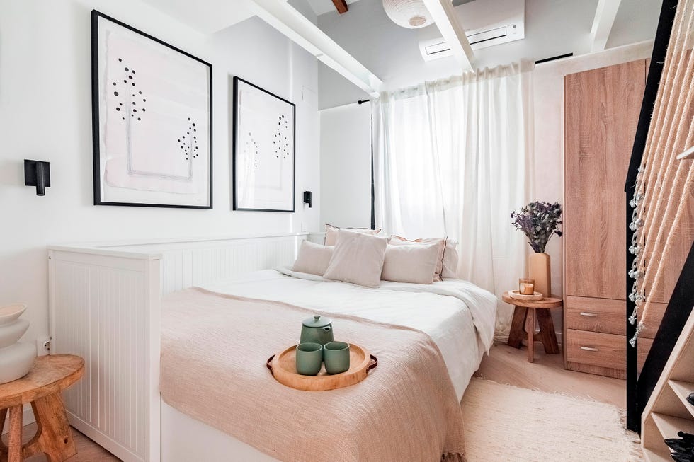habitación con cama nido y doble altura