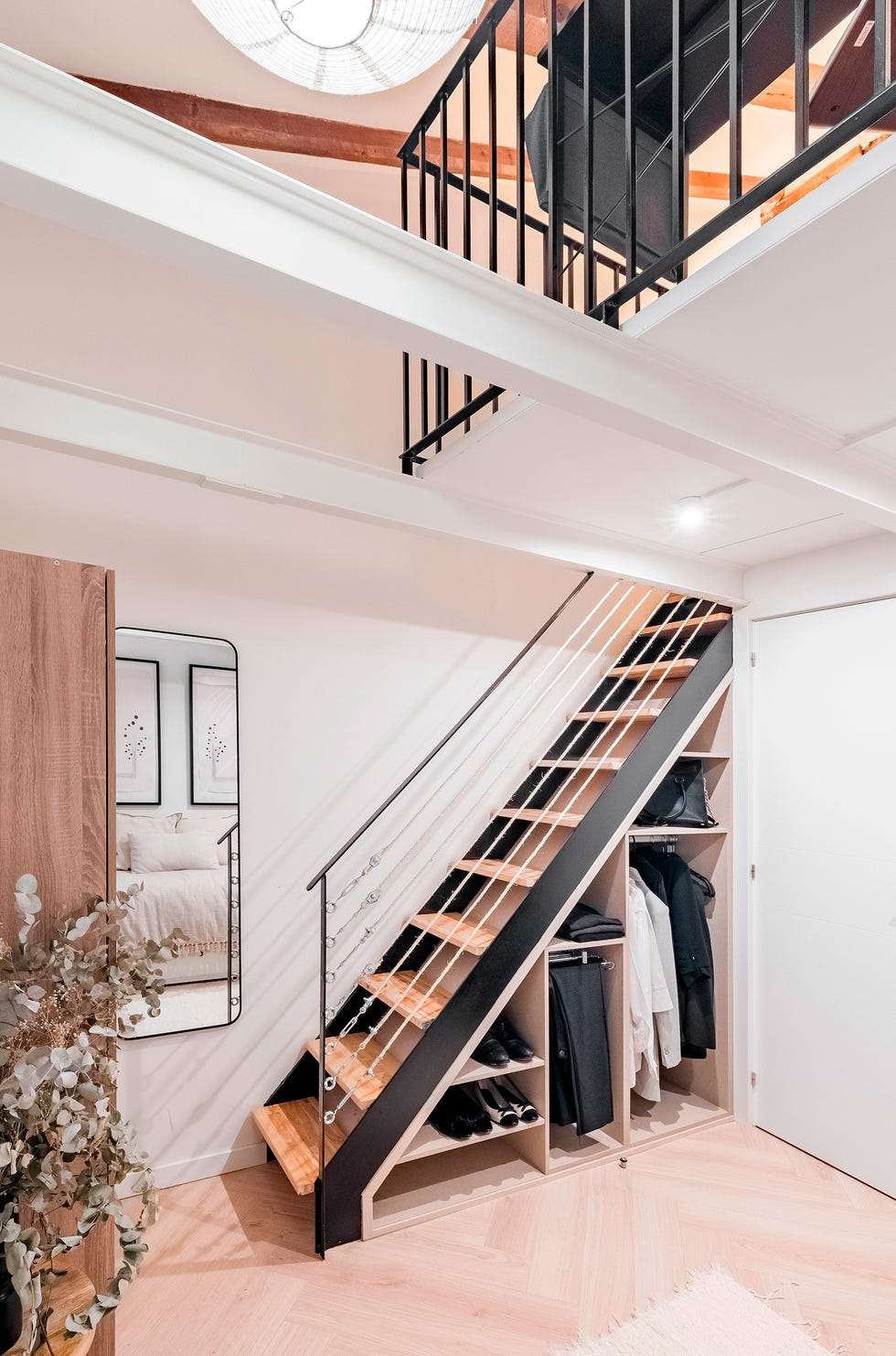 escalera con vestidor en el hueco