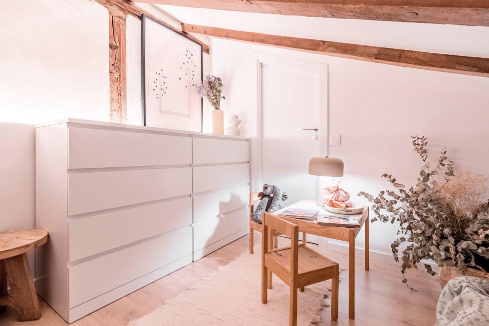 zona de juegos abuhardillada con cómoda blanca