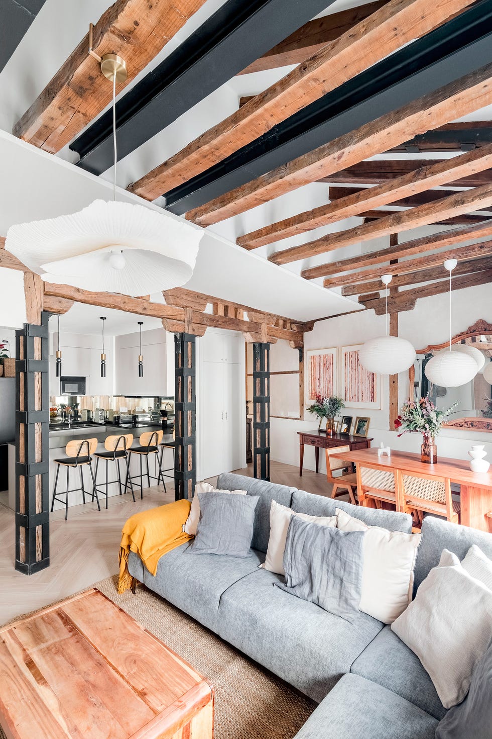 cocina abierta al salón comedor, con vigas vistas