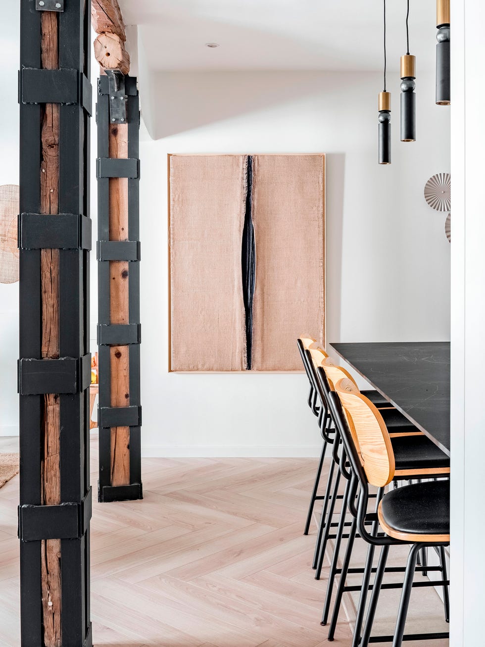 columnas de madera reforzadas y cuadro en la pared