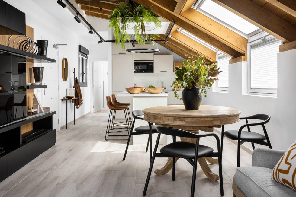 A penthouse with gabled roof in the Eixample of Bilbao renovated with open spaces