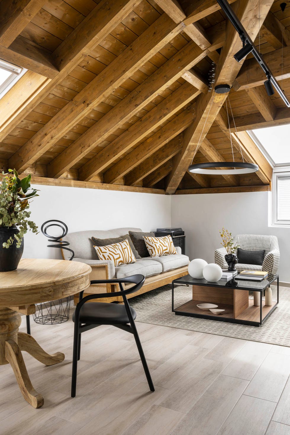 A penthouse with gabled roof in the Eixample of Bilbao renovated with open spaces