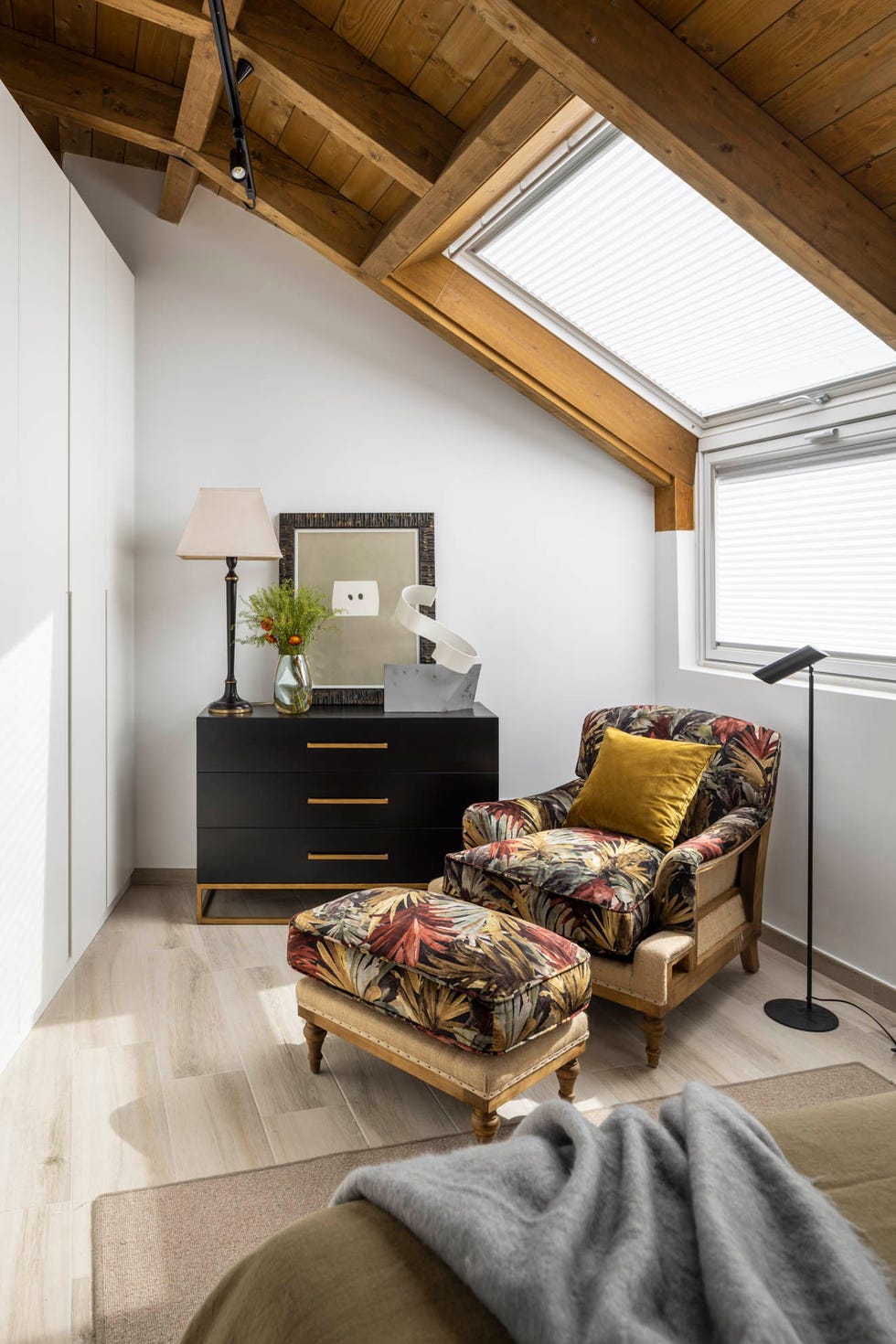 A penthouse with gabled roof in the Eixample of Bilbao renovated with open spaces