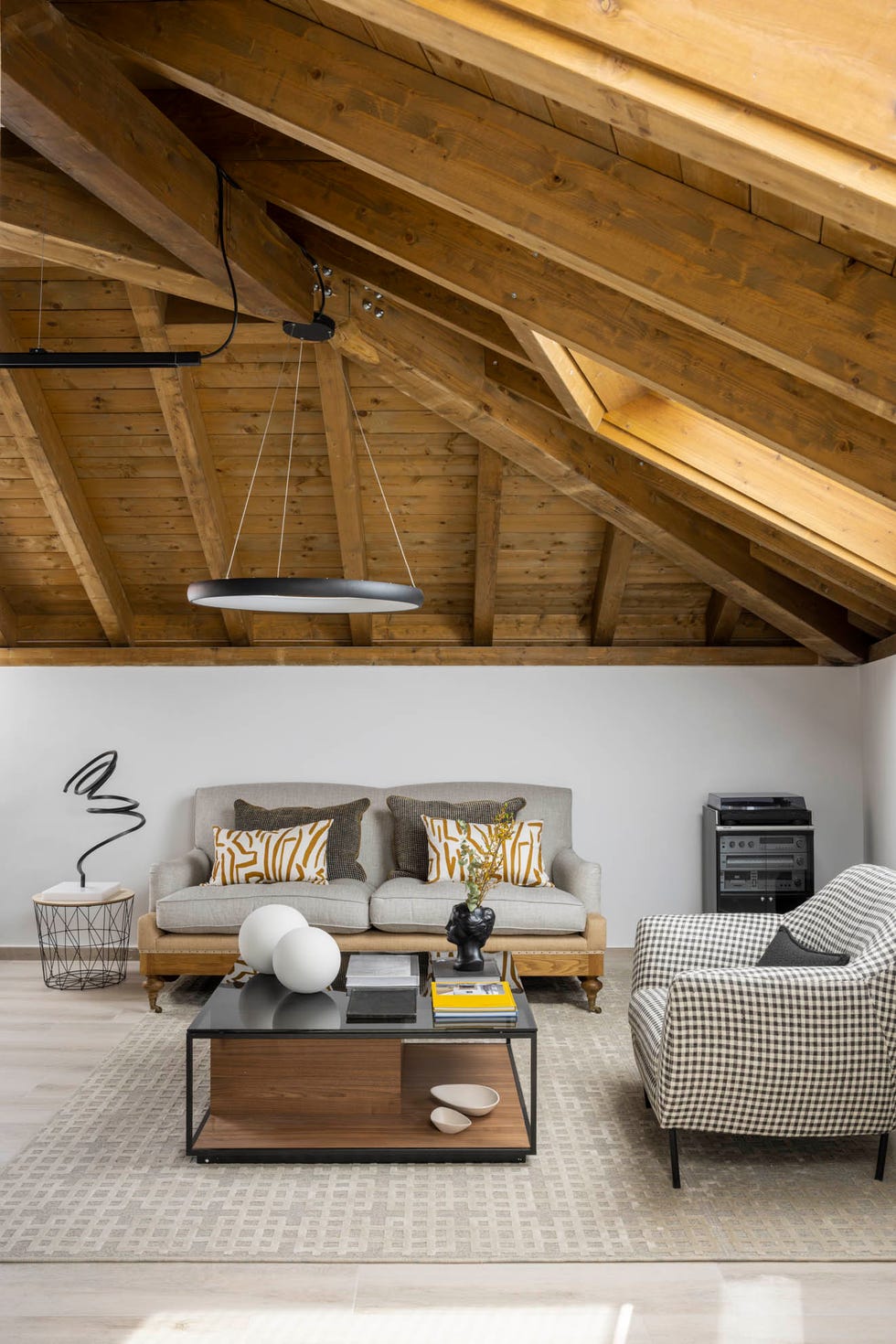 A penthouse with gabled roof in the Eixample of Bilbao renovated with open spaces