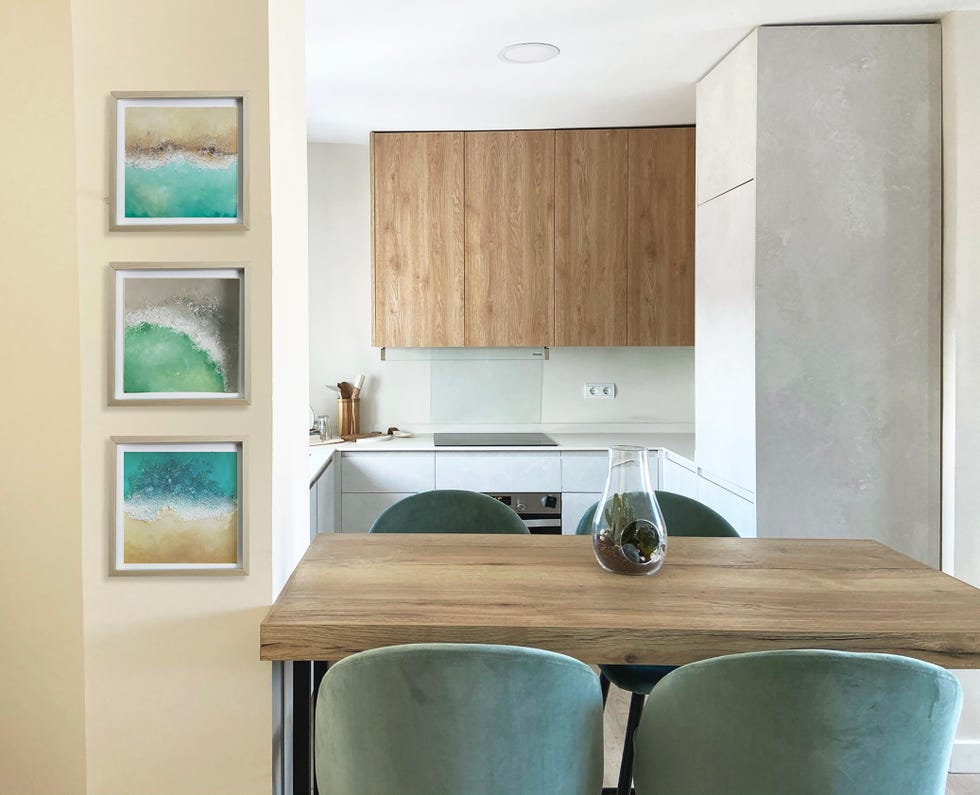 cocina con península de madera y taburetes de terciopelo turquesa