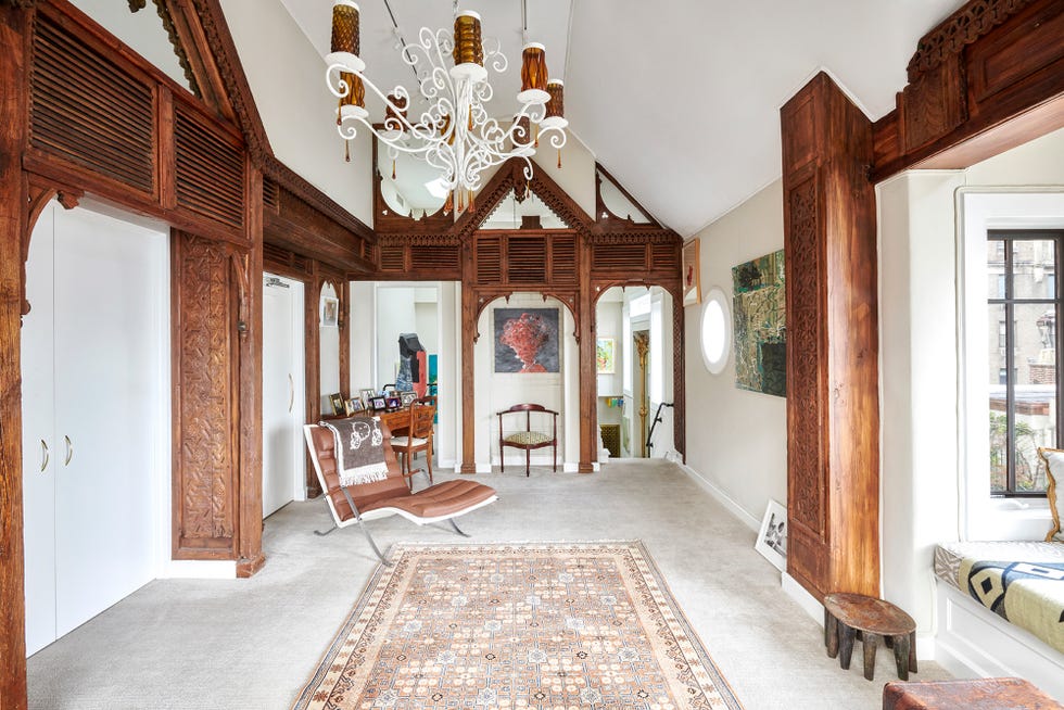 salón de estilo oriental con trabajo de marquetería en la madera