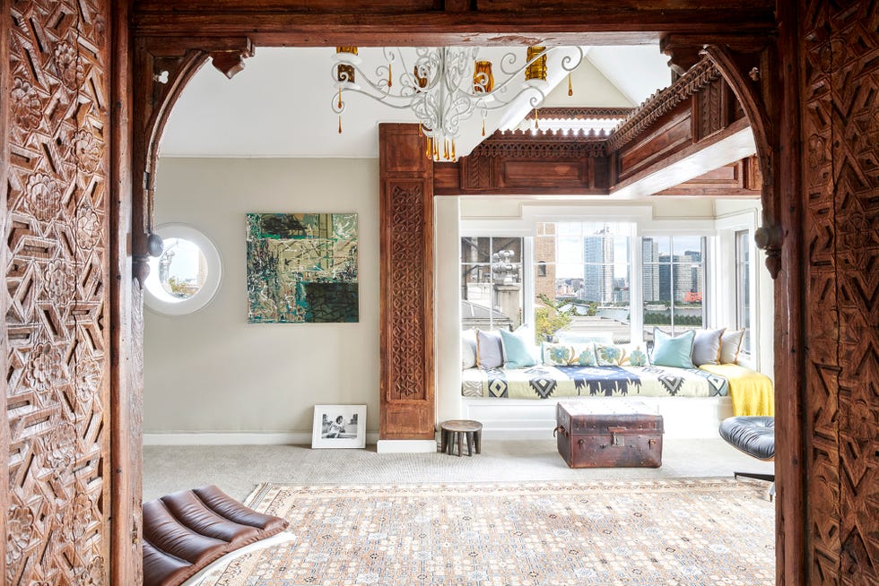salón de estilo oriental con trabajo de marquetería en la madera