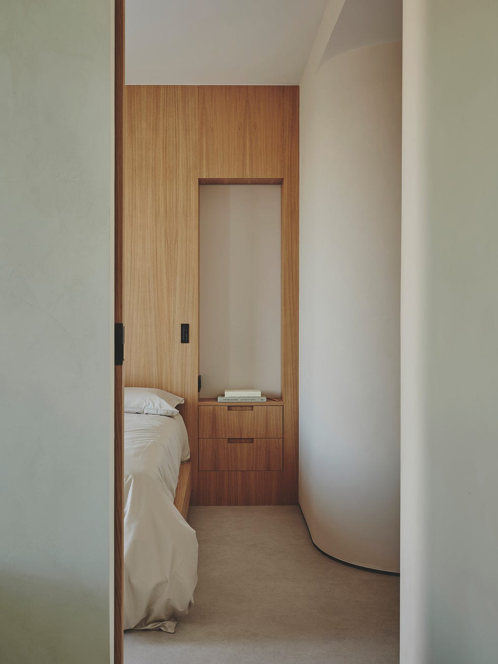 dormitorio con panelado de madera como cabecero