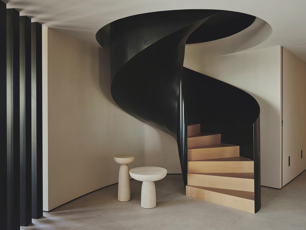 escalera de caracol con peldaños de madera
