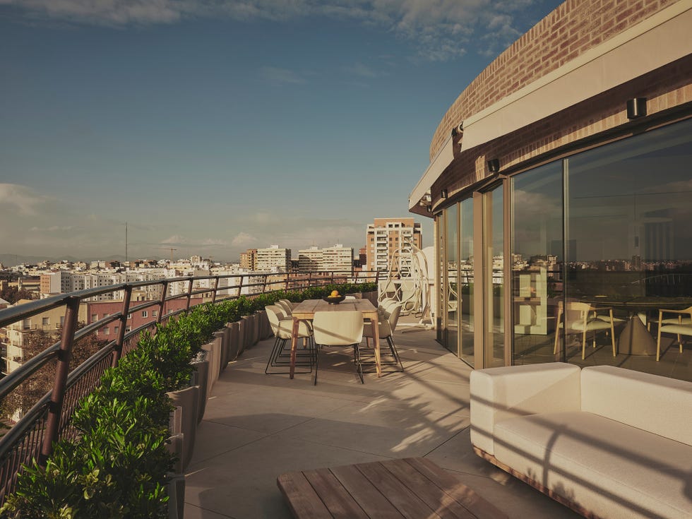 terraza con zona de estar y comedor