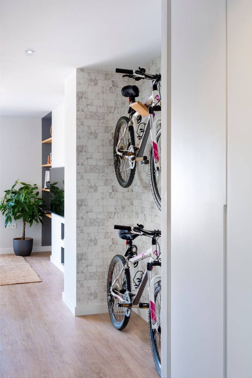 recibidor con espacio de almacenaje para dos bicicletas