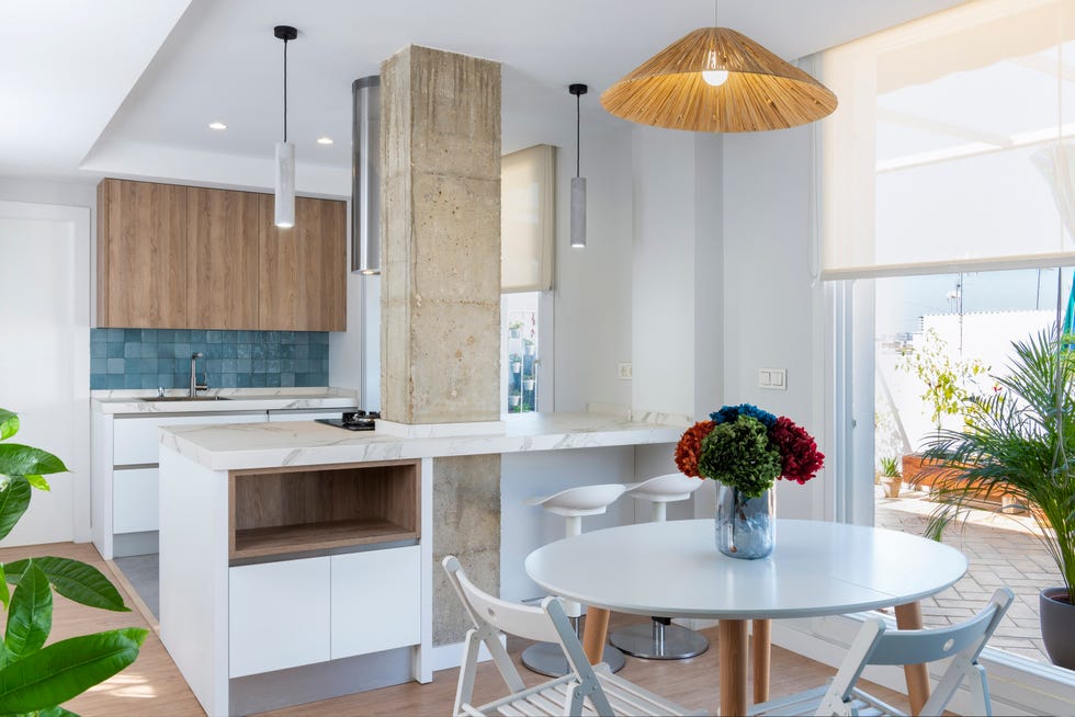 cocina moderna con península integrada en el salón