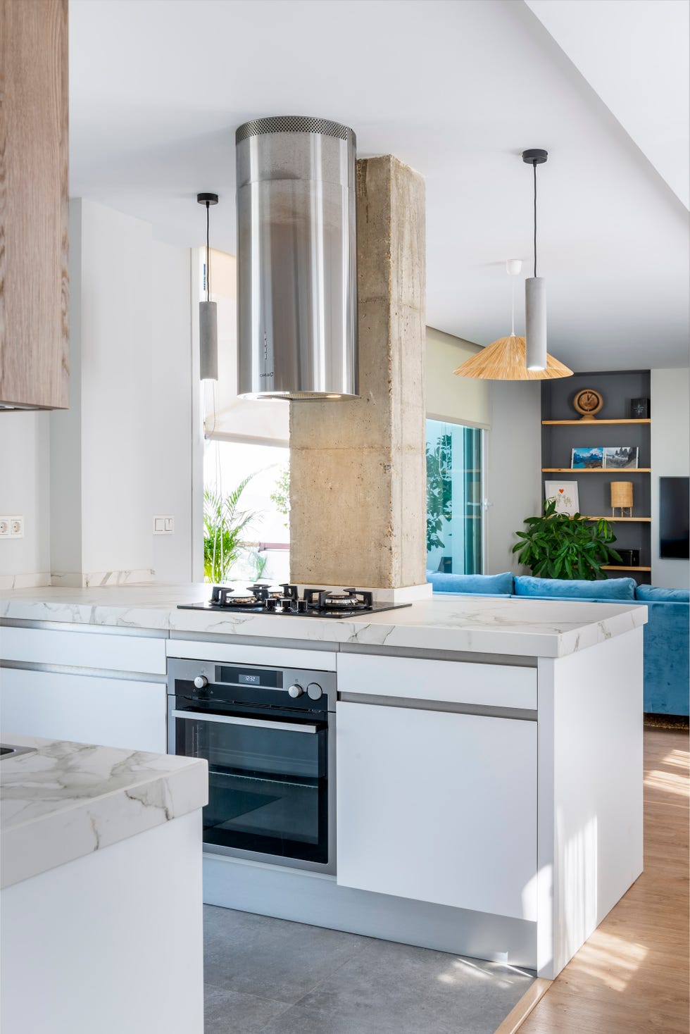 cocina moderna con península integrada en el salón