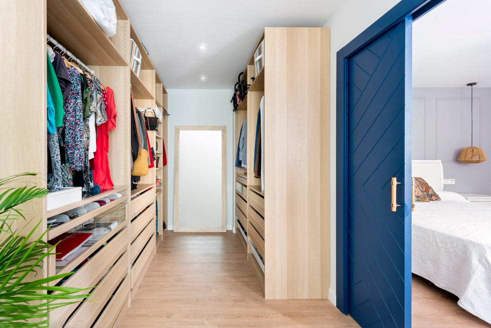vestidor abierto con armarios de madera