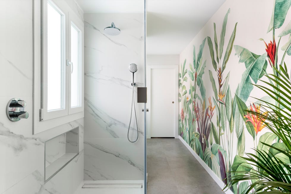 baño con ducha y mural con papel pintado vegetal