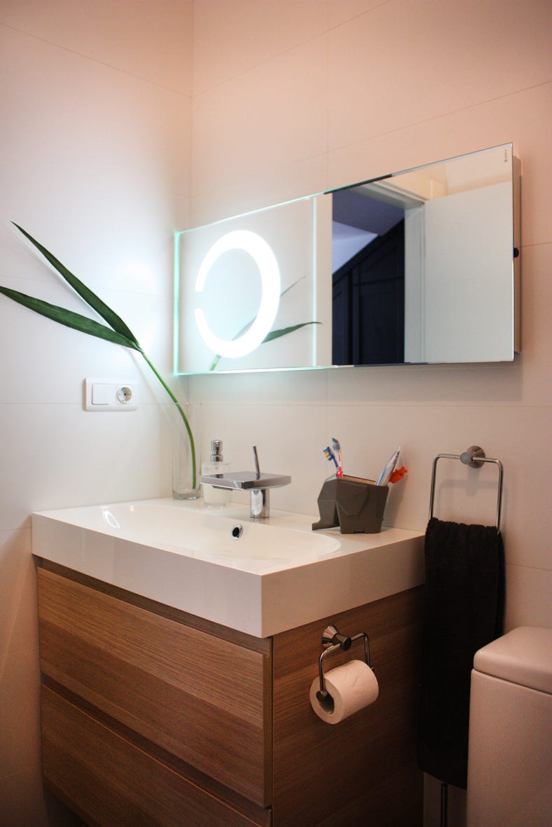 baño con mueble bajo lavabo de madera
