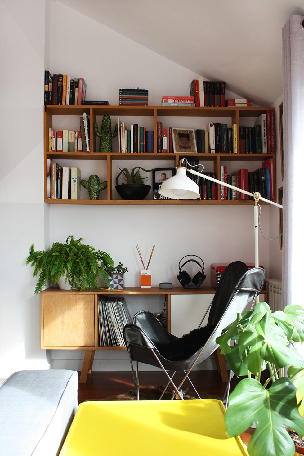 salón de estilo nórdico con silla butterfly