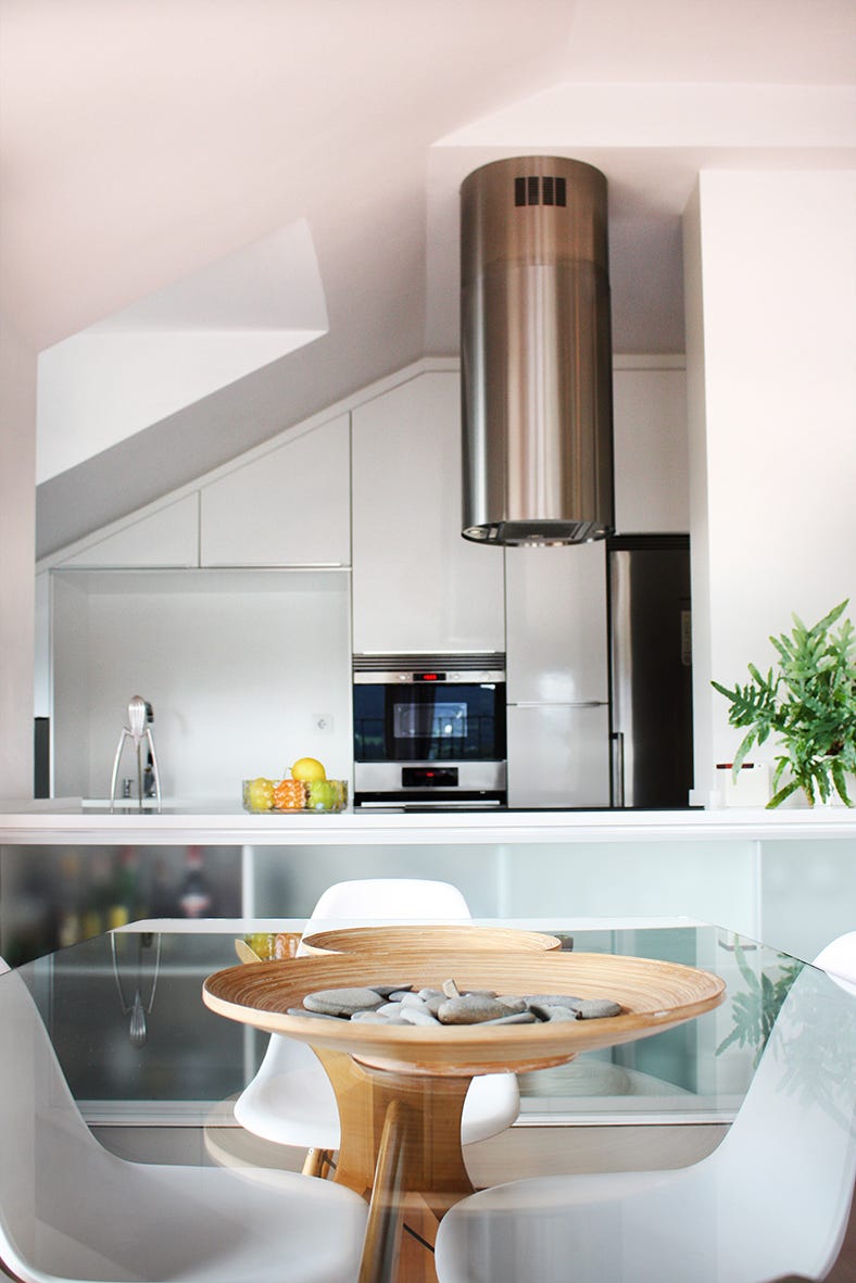 cocina abierta moderna de diseño en color blanco