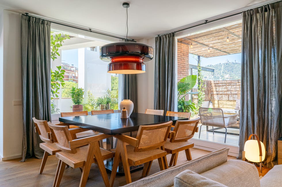 mesa de comedor con sillas de madera y rejilla