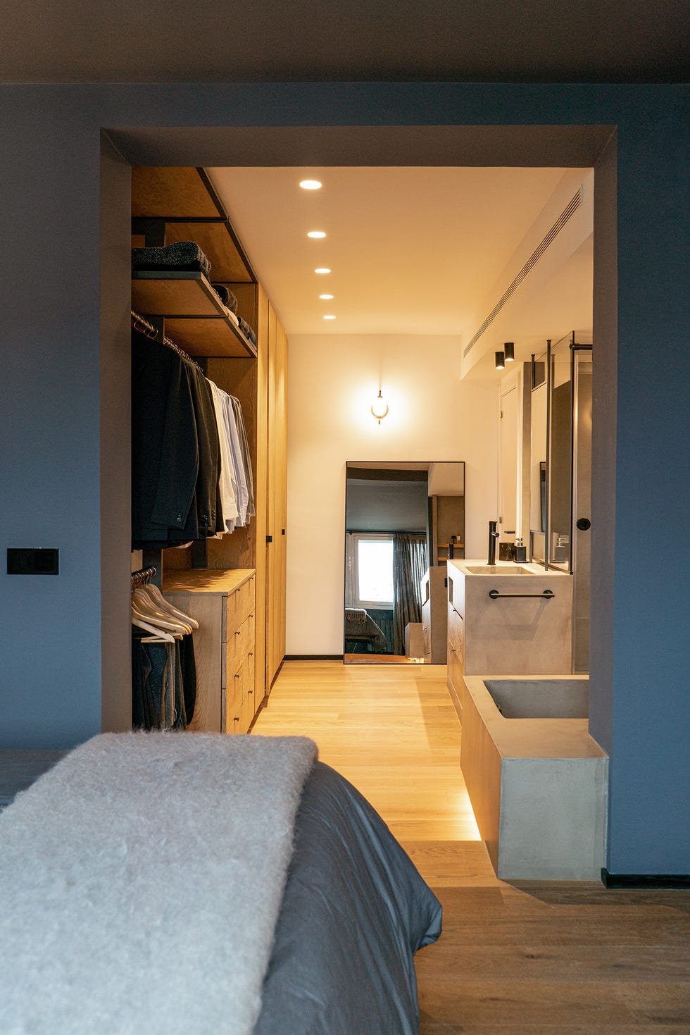 dormitorio con vestidor en suite