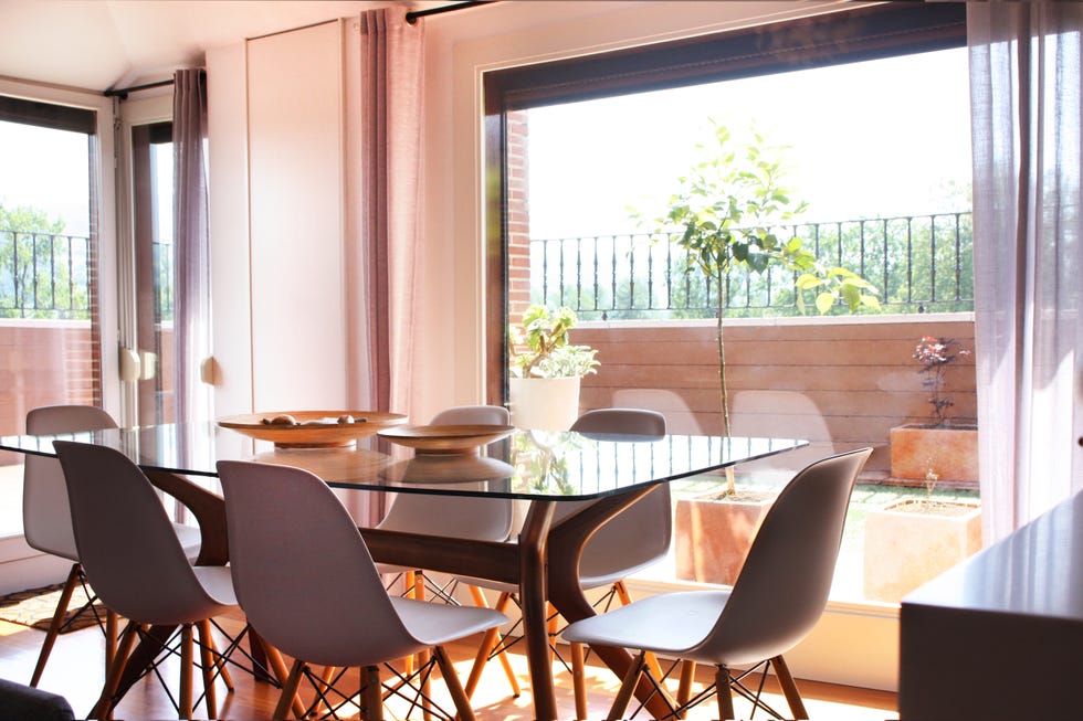 comedor de estilo nórdico con mesa con sobre de cristal
