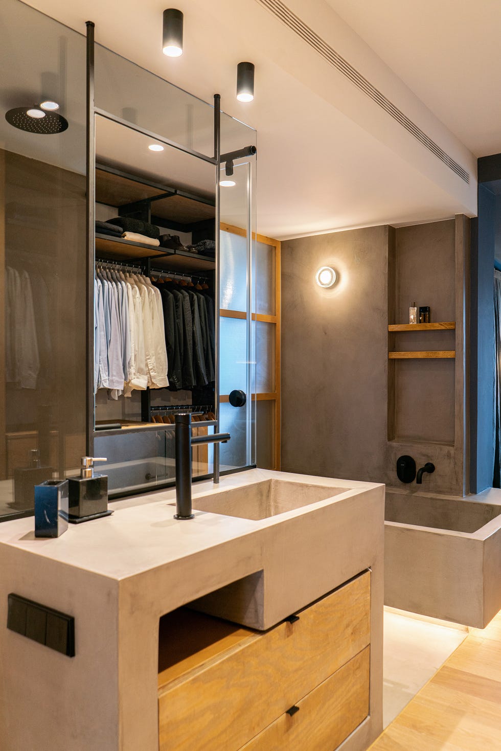 baño en suite de estilo industrial